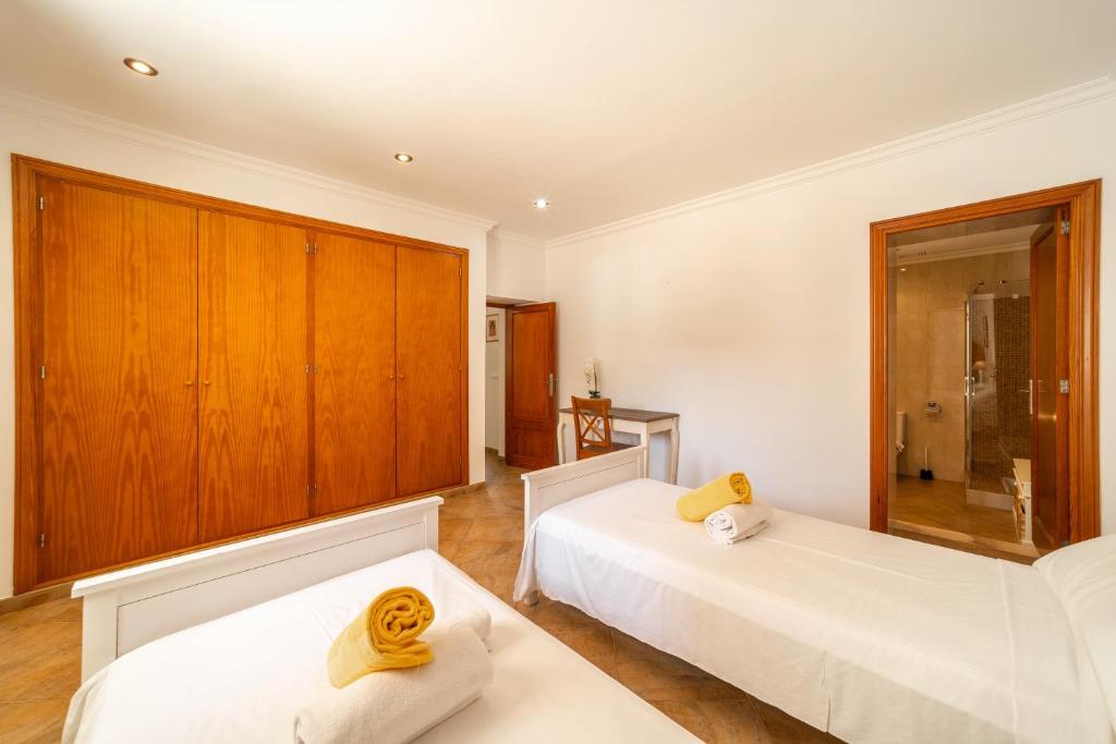 Postel nebo postele na pokoji v ubytování Villa CAS CARELLO by Mallorca Villa Selection