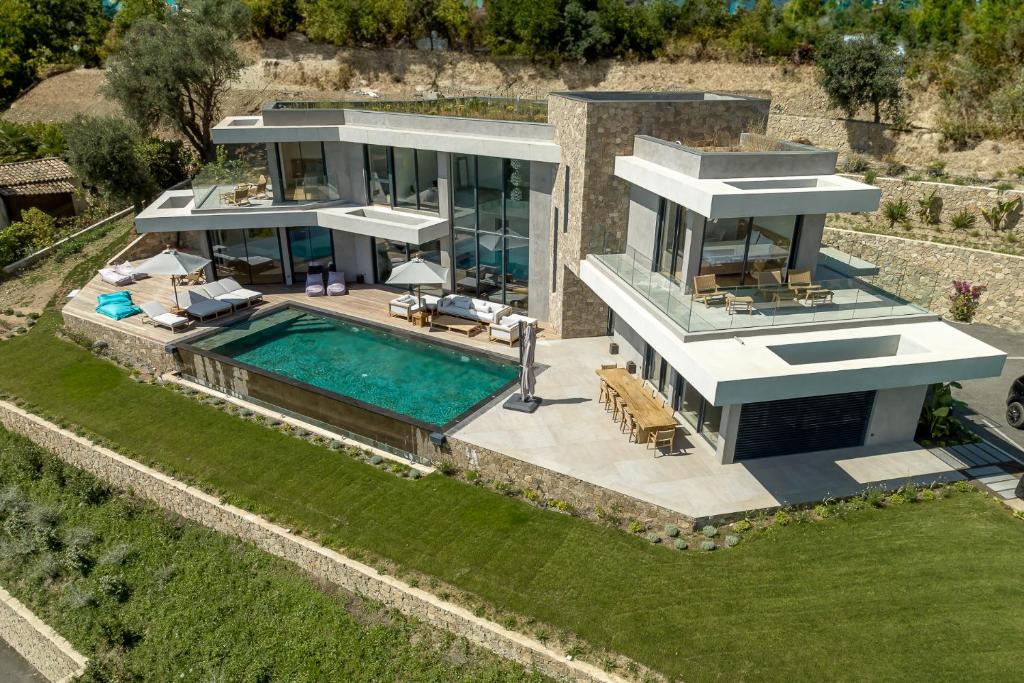 une vue aérienne d'une maison avec piscine dans l'établissement Villa Y, à Vence