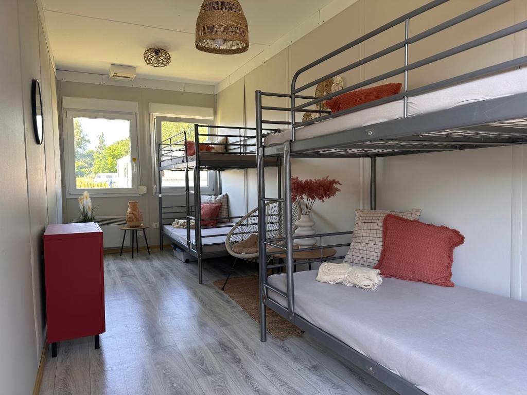 Postel nebo postele na pokoji v ubytování Camp Hostel