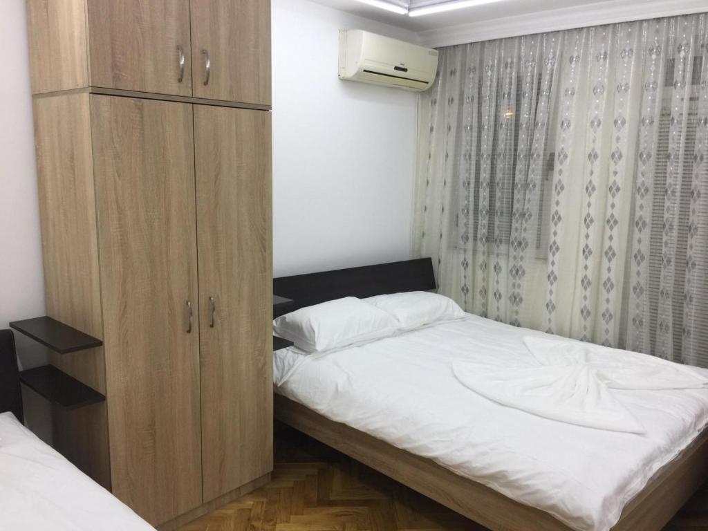 1 dormitorio pequeño con 1 cama y armario en Kod Bolnice, en Novi Pazar