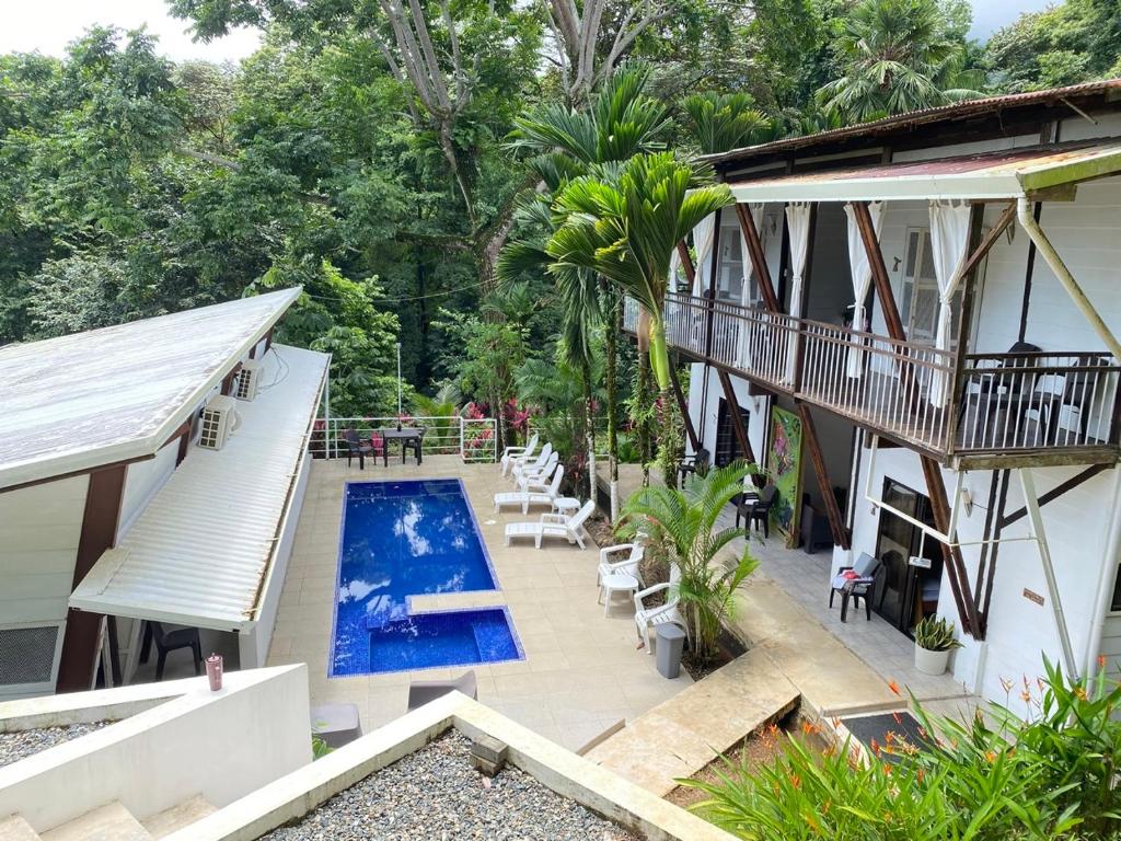 eine Luftaufnahme eines Hauses mit Swimmingpool in der Unterkunft Ballena Dorada Lodge in Uvita
