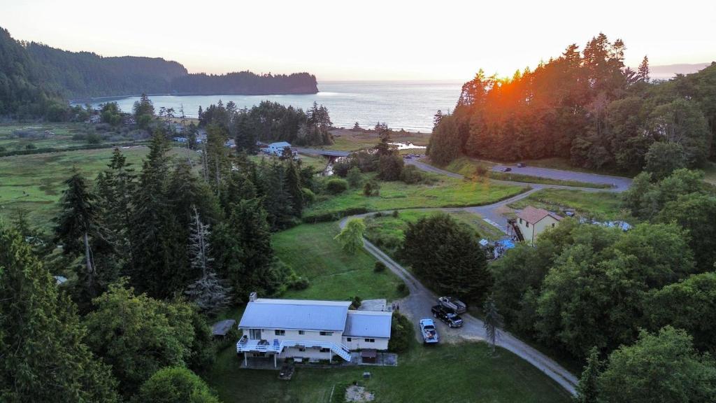 una vista aerea di una casa su una collina vicino all'acqua di Crescent Beach Retreat- Cozy 4br House a Port Angeles