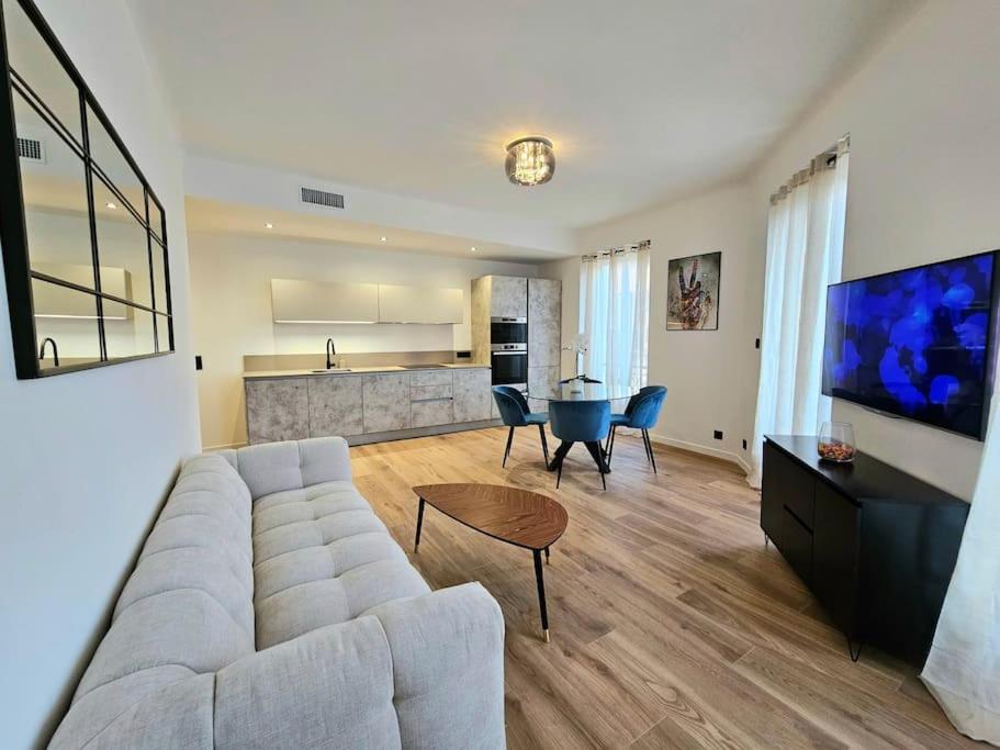 un salon avec un canapé et une table dans l'établissement Très bel appartement Nice centre, à Nice
