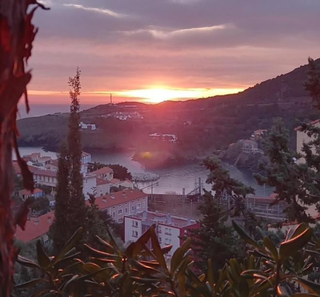 - une vue sur une ville avec le coucher du soleil en arrière-plan dans l'établissement Appart F3 à 150 M de la plage avec parking privé, à Cerbère