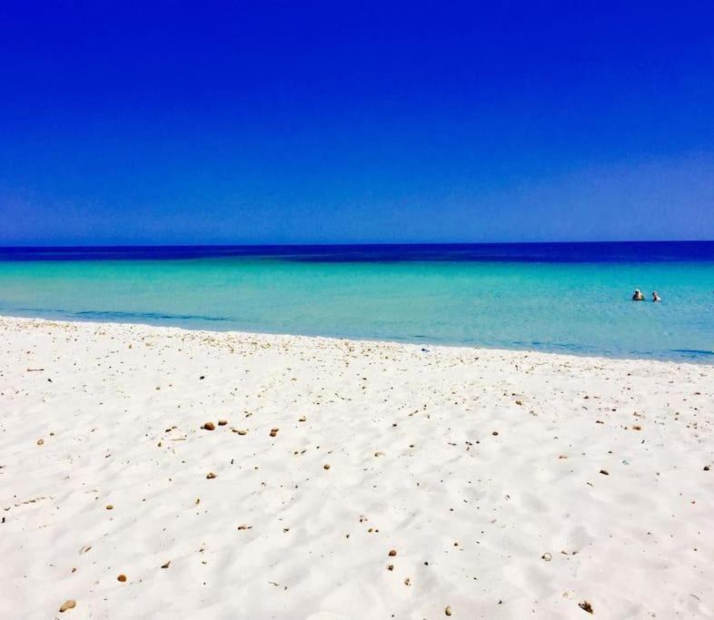 - une plage pour 2 personnes dans l'océan dans l'établissement Appartement deux chambres-calme proche plage, à Ḩammām al Ghazzāz
