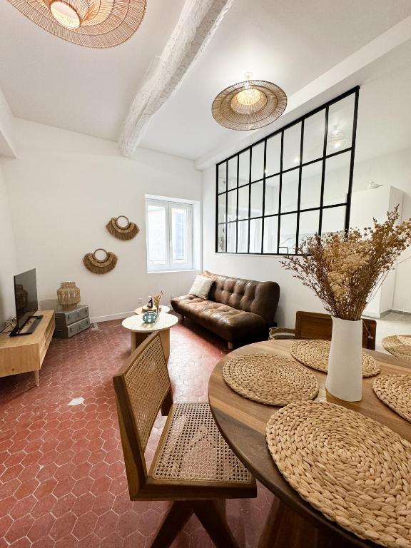 un salon avec une table et un canapé dans l'établissement La Cigale - Centre Ville - Wifi, à Cassis