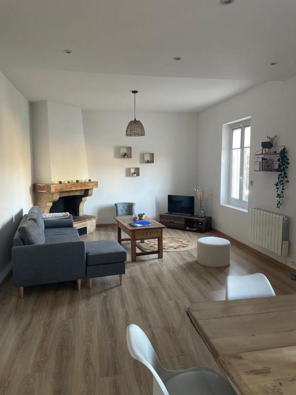 un salon avec un canapé et une table dans l'établissement Maison La Vielmuroise, à Vielmur