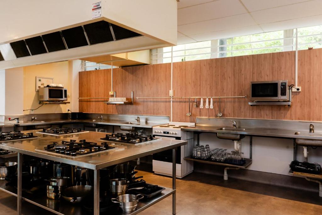 Kuchyň nebo kuchyňský kout v ubytování Haka House Auckland City