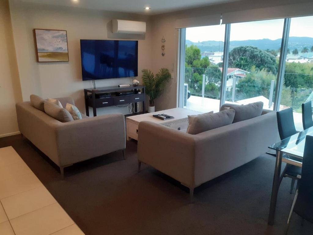 TV a/nebo společenská místnost v ubytování Esplanade Apartments