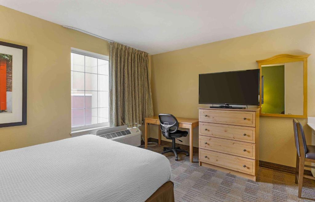 Studio 6 Extended Stay Chicago Vernon Hills Lincolnshire IL - 1 Kingsize Bed |  Mobil Access Tub Nsmk-keuken