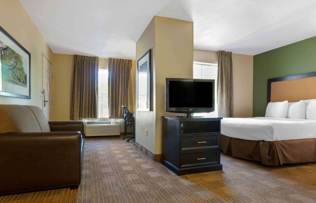 TV a/nebo společenská místnost v ubytování Extended Stay America Suites - Phoenix - Chandler - E Chandler Blvd