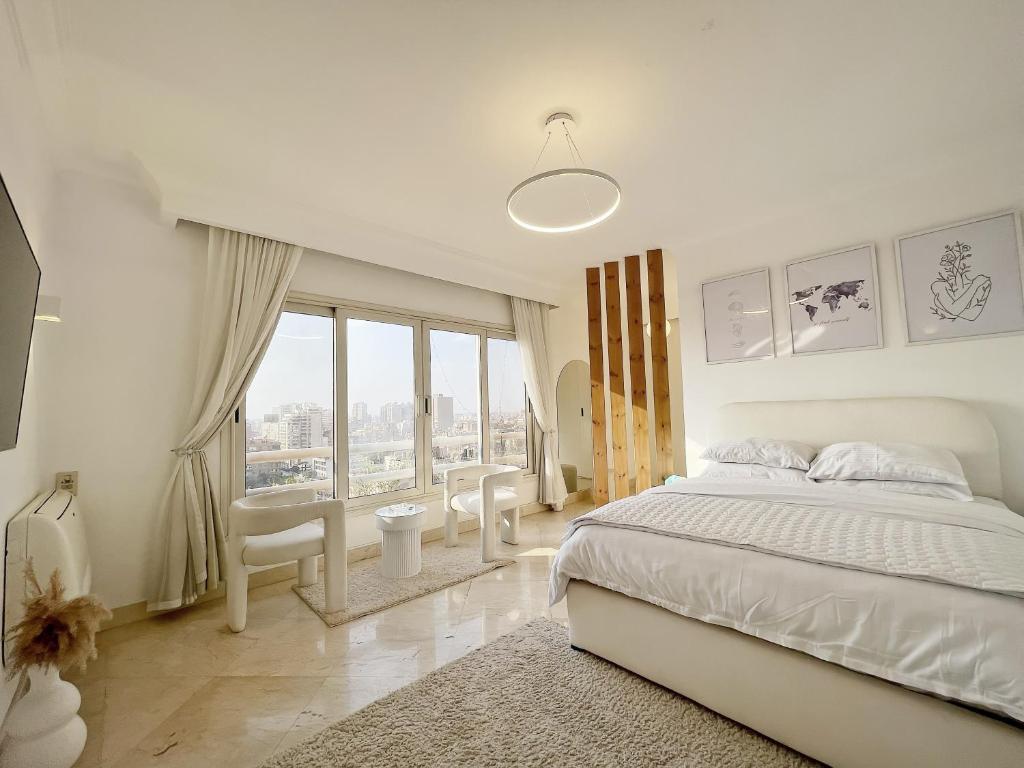 Postel nebo postele na pokoji v ubytování Nile Zamalek - Luxurious Retreat