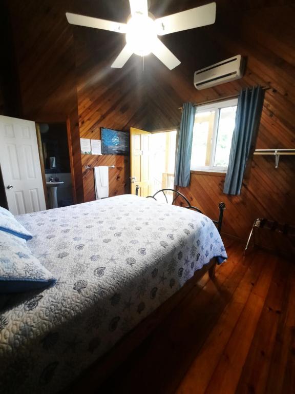 Postel nebo postele na pokoji v ubytování Guava Grove Resort & Villas