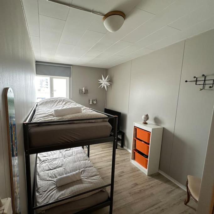 Postel nebo postele na pokoji v ubytování Brekkustígur 42
