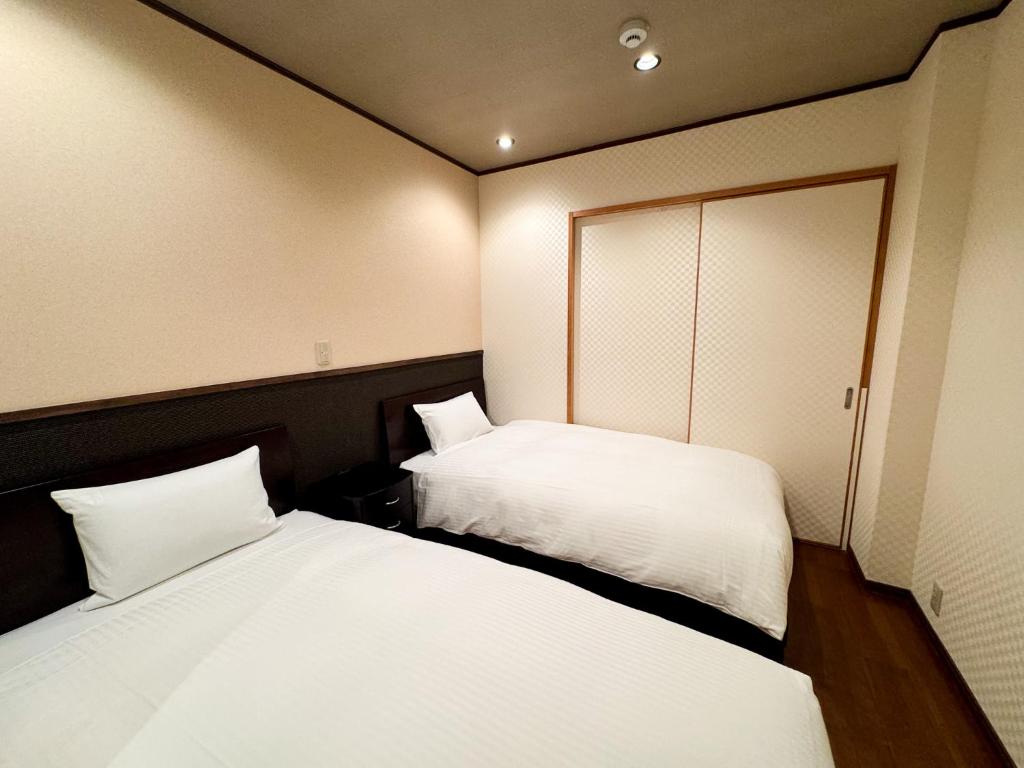 Postel nebo postele na pokoji v ubytování Rinn Hostel Miyagawacho