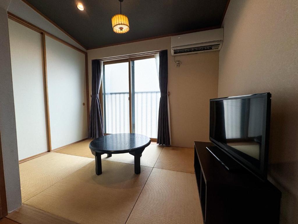 TV a/nebo společenská místnost v ubytování Rinn Hostel Miyagawacho