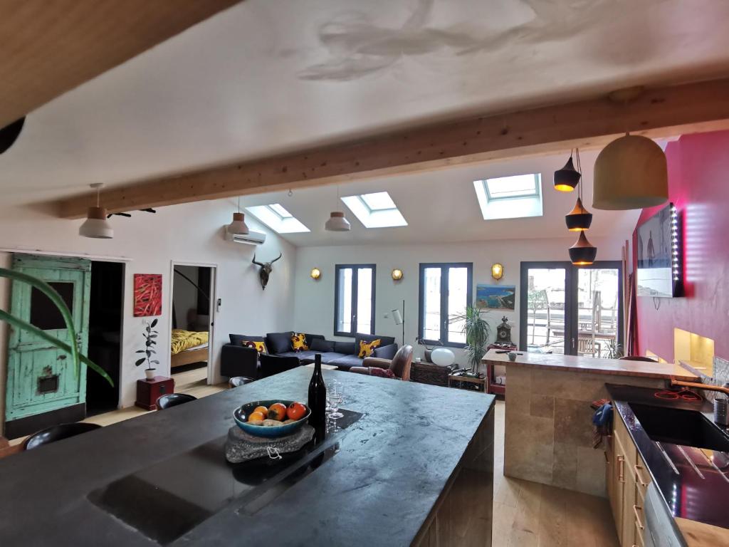 un salon avec une table avec un bol de fruits dessus dans l'établissement Magnifique appartement sauna 100m2, à Bordeaux