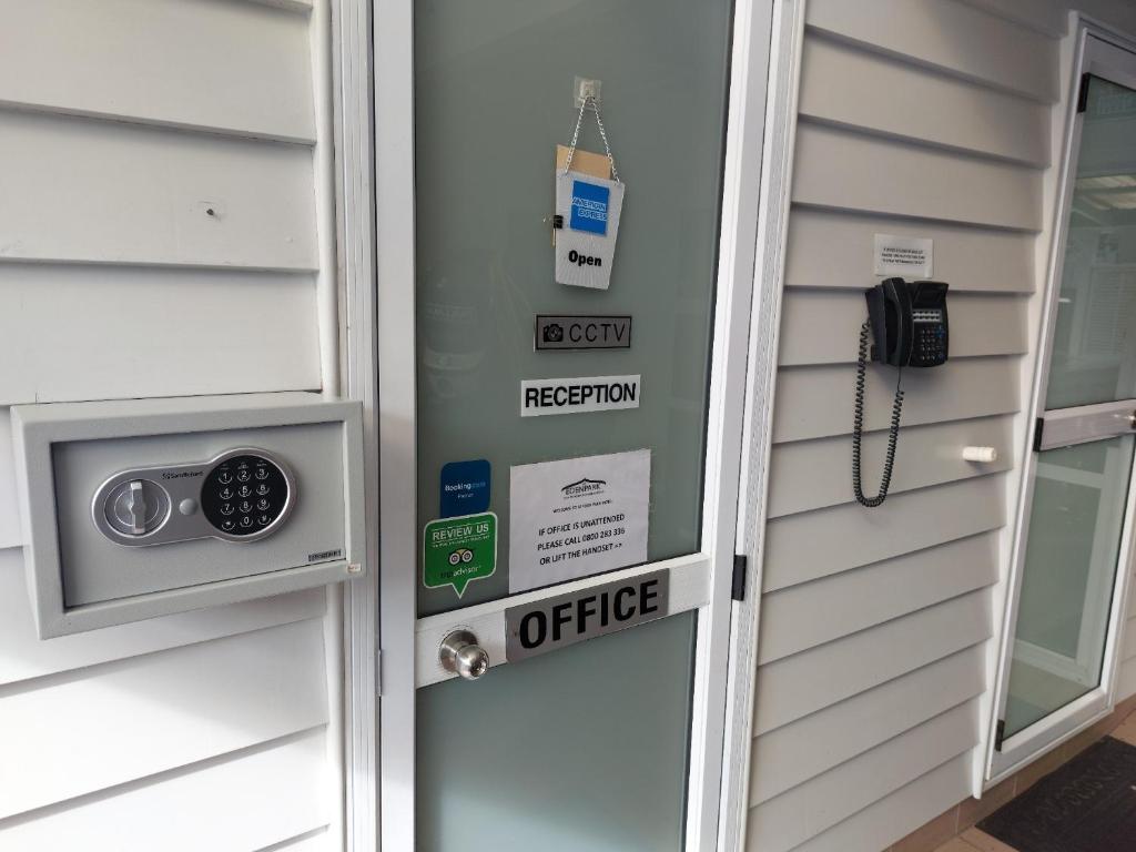 At Eden Park Motel - Resim 8