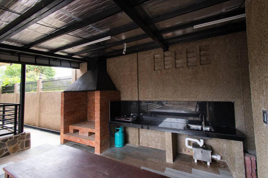 Kuchyň nebo kuchyňský kout v ubytování GAVs Abode