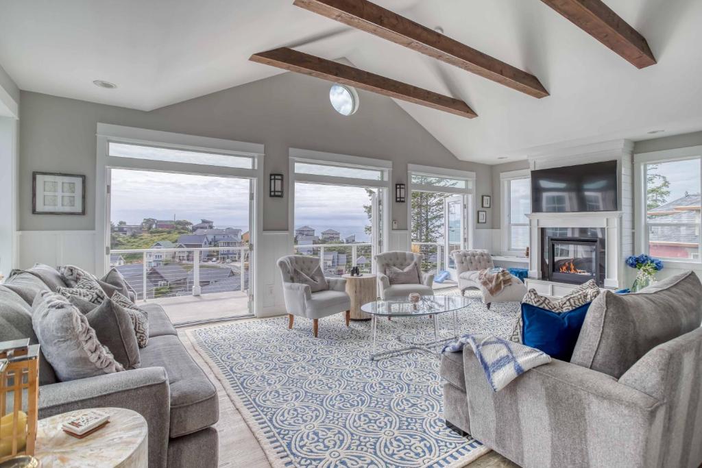 ein Wohnzimmer mit Sofas und Kamin in der Unterkunft Coral Crest in Lincoln City