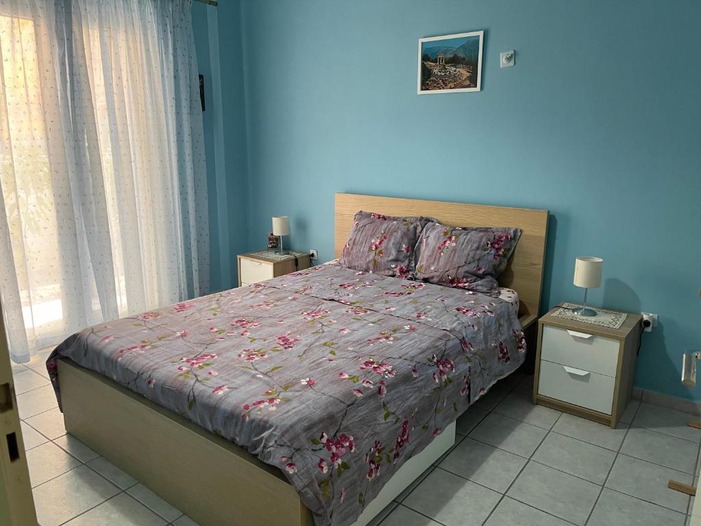 sypialnia z łóżkiem i niebieską ścianą w obiekcie maison paisible 80 m2 w Atenach