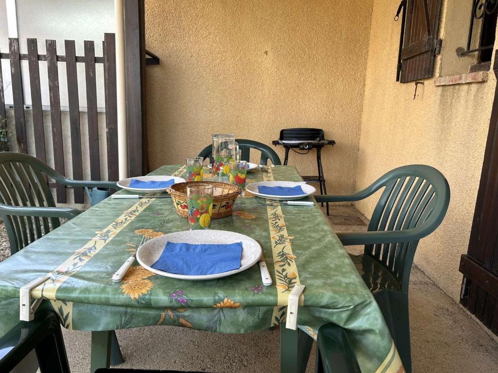 Photo de la galerie de l'établissement Maison avec Jardin, Piscine Sécurisée et Terrasse Ombragée, à 700m de la Plage - 6 Couchages - FR-1-229D-143, à Fleury