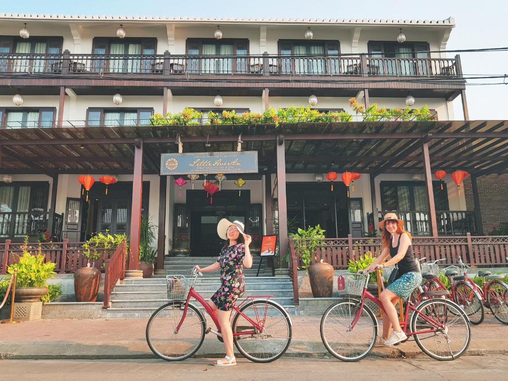 Bên ngoài Little Hoi An Boutique Hotel với đèn lồng, khách sạn boutique Hội An tốt nhất