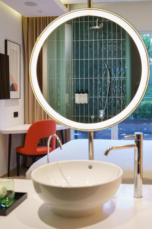 Phòng tắm tại Park Regis by Prince Singapore - Newly Renovated