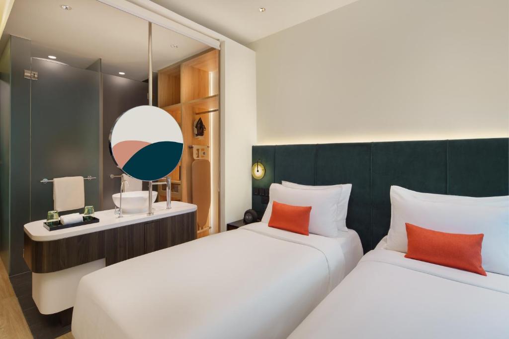 Giường trong phòng chung tại Park Regis by Prince Singapore - Newly Renovated