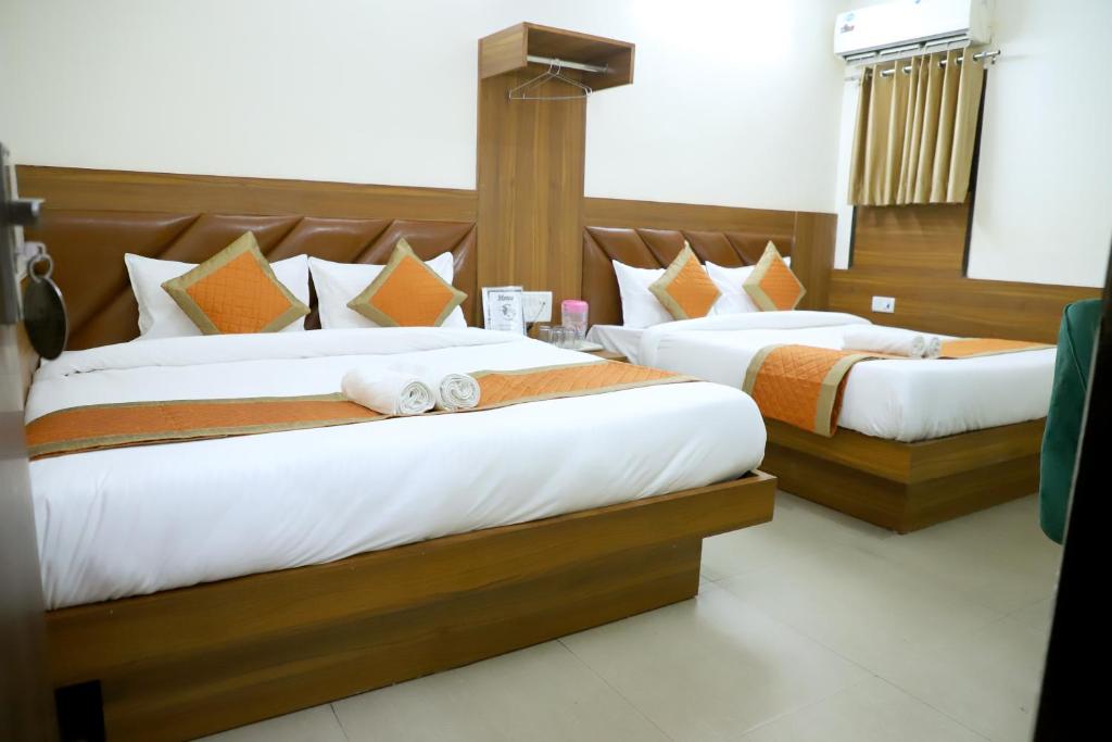 Postel nebo postele na pokoji v ubytování Hotel Sweet Home DX I Nearby New Delhi Railway Station