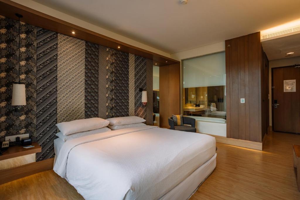 Postel nebo postele na pokoji v ubytování Four Points by Sheraton Bali, Seminyak