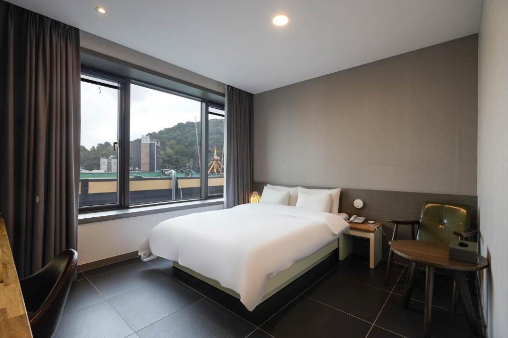 Postel nebo postele na pokoji v ubytování Incheon Blue Marine Hotel