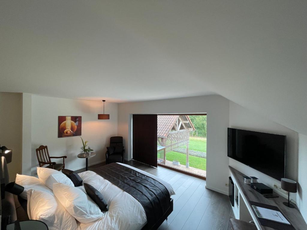 TV a/nebo společenská místnost v ubytování Domaine du Bois d'Hez - Corporate Privative Hotel