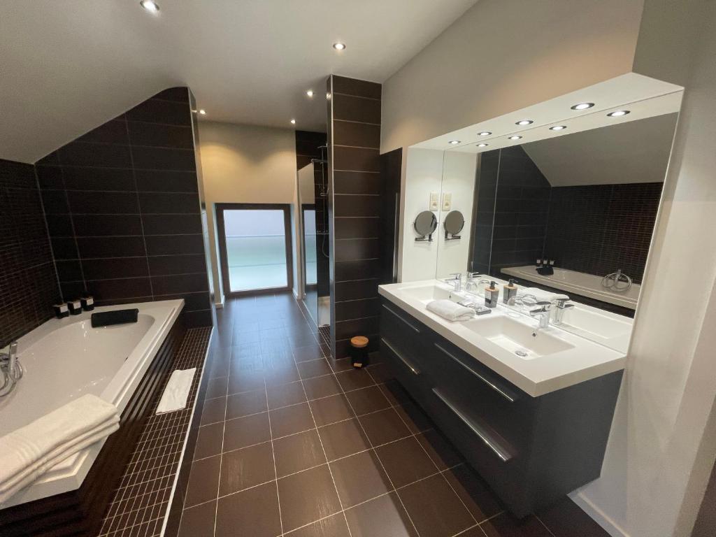 Koupelna v ubytování Domaine du Bois d'Hez - Corporate Privative Hotel