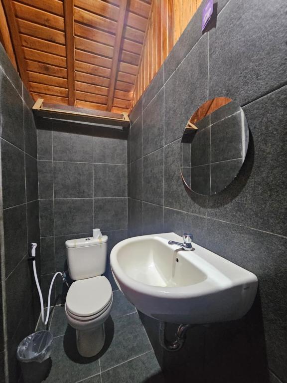 Koupelna v ubytování Lumbung Hill Bedugul