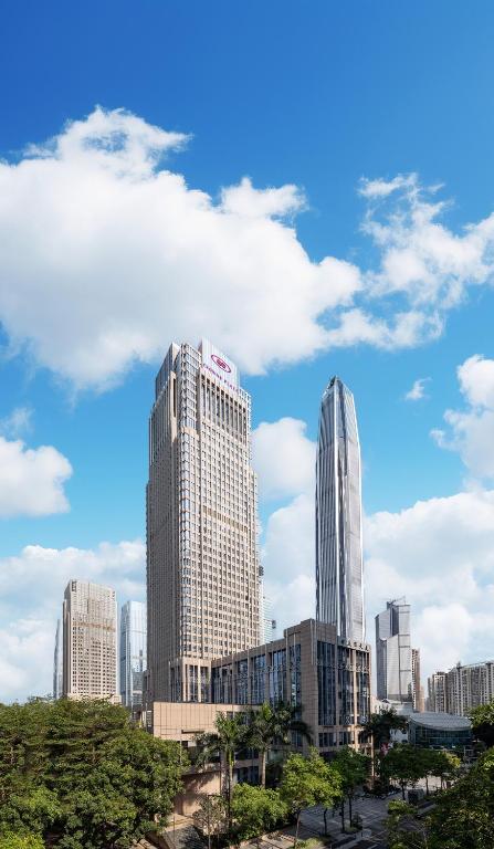 un grupo de edificios altos en una ciudad en Crowne Plaza Shenzhen Futian, Near to Shenzhen Convention&amp;Exhibition Centre, Shenzhen Stock Exchange and Shenzhen Civic Center, Outdoor Heated Pool, en Shenzhen