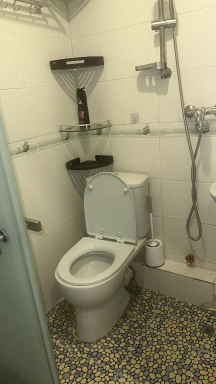 香港cebu hostel的一间位于客房内的白色卫生间的浴室