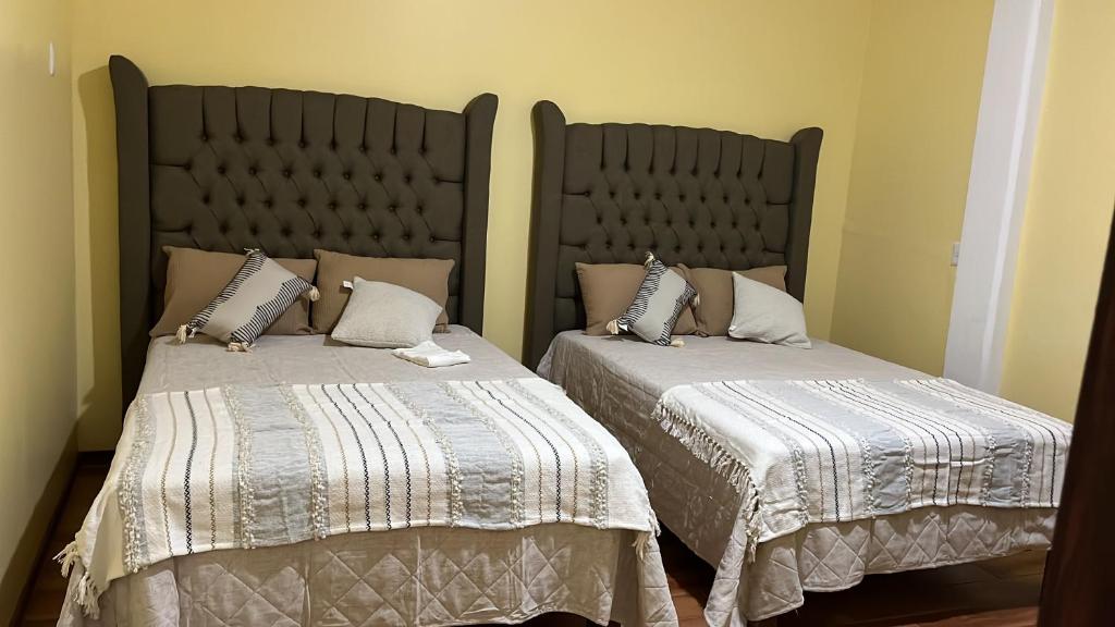 Postel nebo postele na pokoji v ubytování Hotel Paris inn