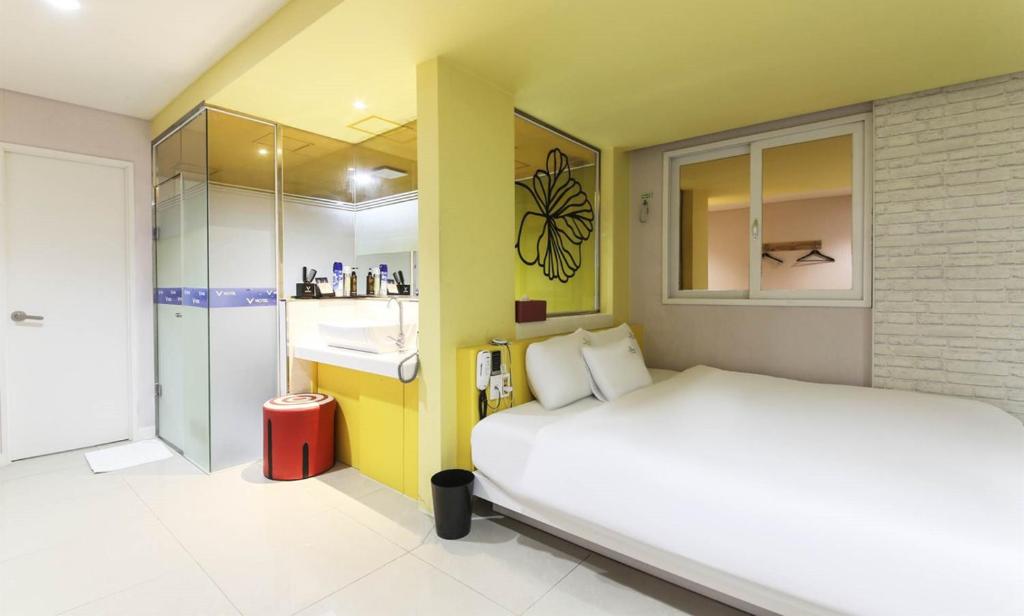Postel nebo postele na pokoji v ubytování Songjeong V Hotel