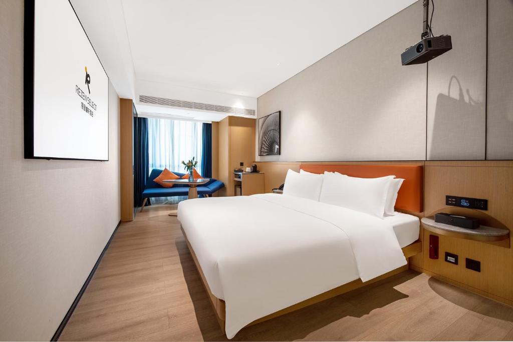 Postel nebo postele na pokoji v ubytování Rezen Select Hotel guagnzhou Baiyun International Airport T2 Canton Fair Certificate Application & Free Shuttle