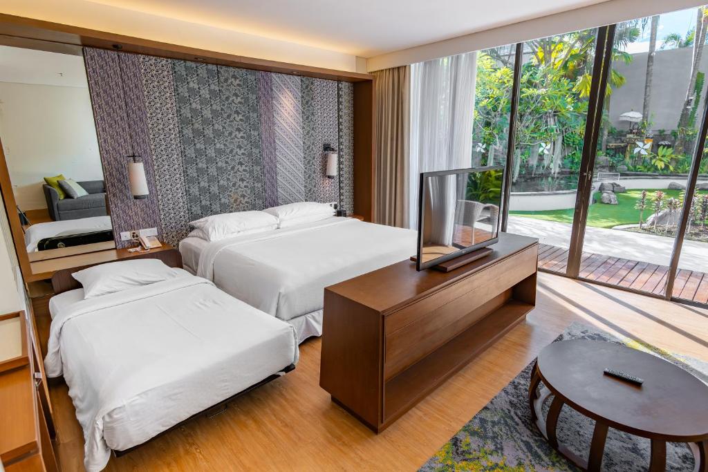 Postel nebo postele na pokoji v ubytování Four Points by Sheraton Bali, Seminyak