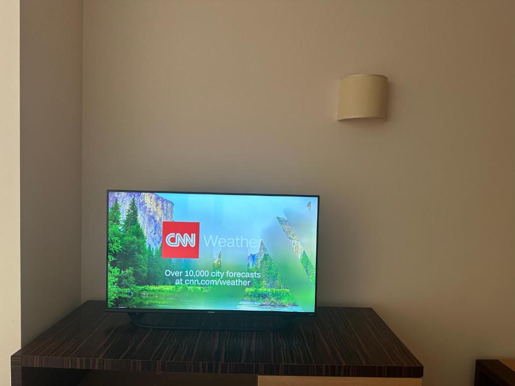 TV a/nebo společenská místnost v ubytování Sunny Majestic Private Apartment