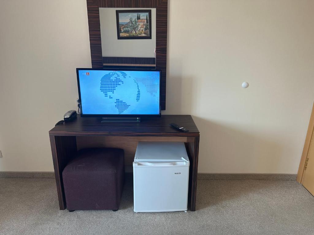 TV a/nebo společenská místnost v ubytování Sunny Majestic Private Apartment