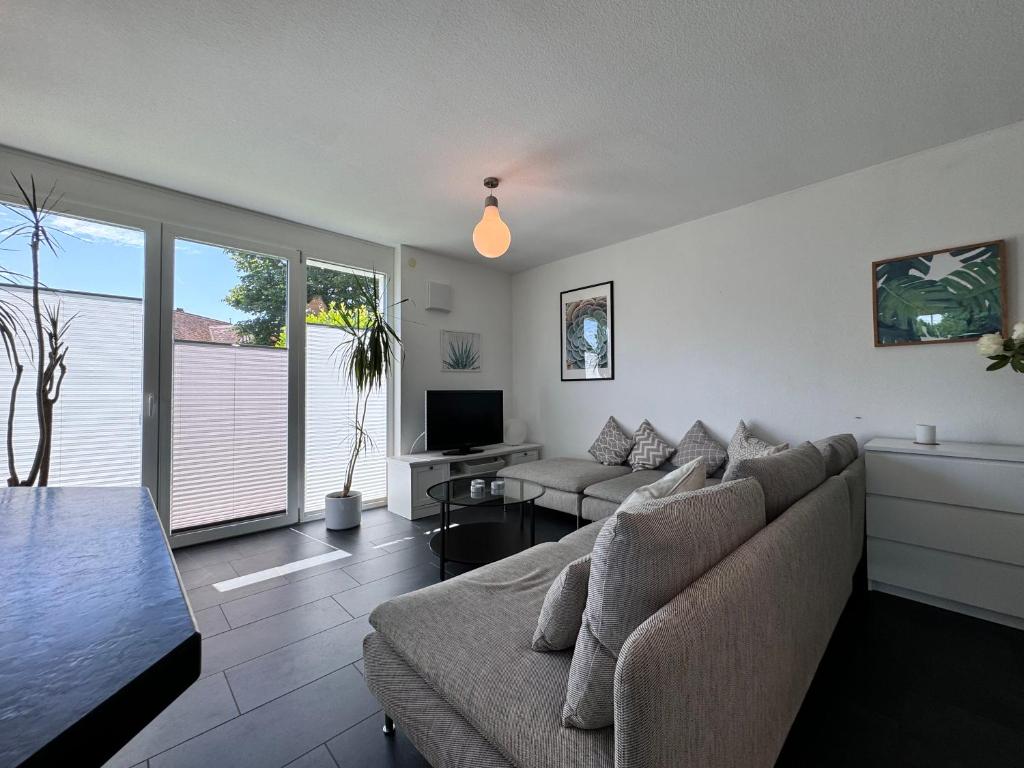 Una sala de estar con un sofá y un televisor. en Felix, en Salem