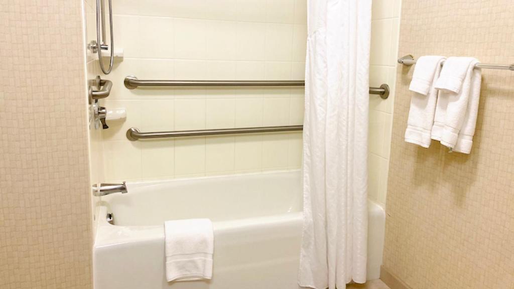 Holiday Inn & Suites Bakersfield, an IHG Hotel - King Room - Mobility Access Dubon - Non-fumeur