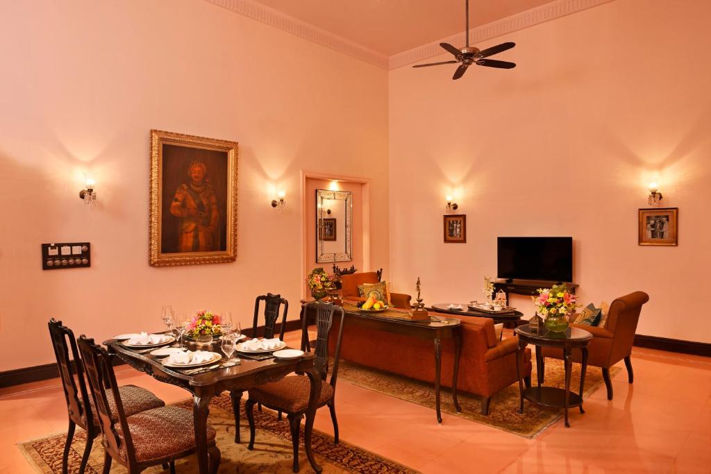 TV a/nebo společenská místnost v ubytování Taj Nadesar Palace