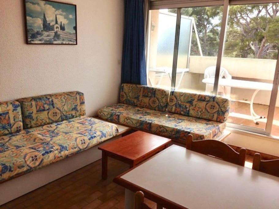 un salon avec un canapé et une table dans l'établissement Saint-Raphaël Le Salus, à Saint-Raphaël