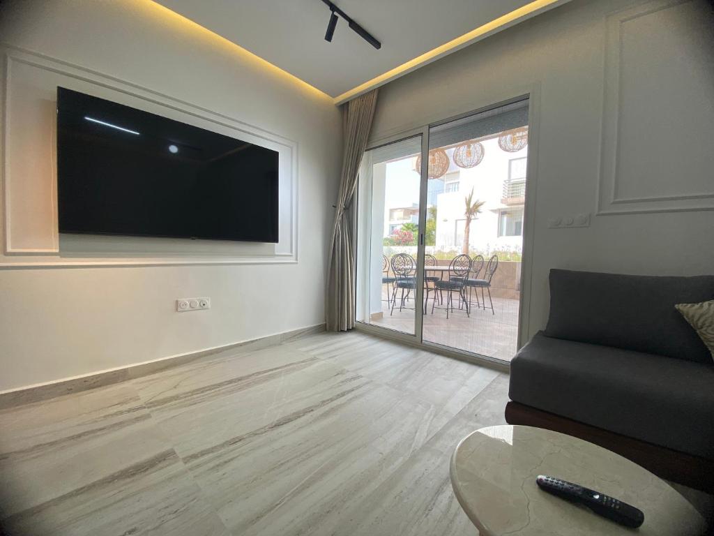 TV a/nebo společenská místnost v ubytování Imi Ouaddar Appartement Parfait