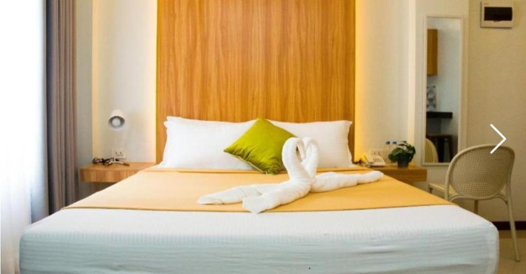 ein Schlafzimmer mit einem Bett, auf dem ein Handtuchtier liegt in der Unterkunft hanguk hotel 한국 호텔 in Angeles