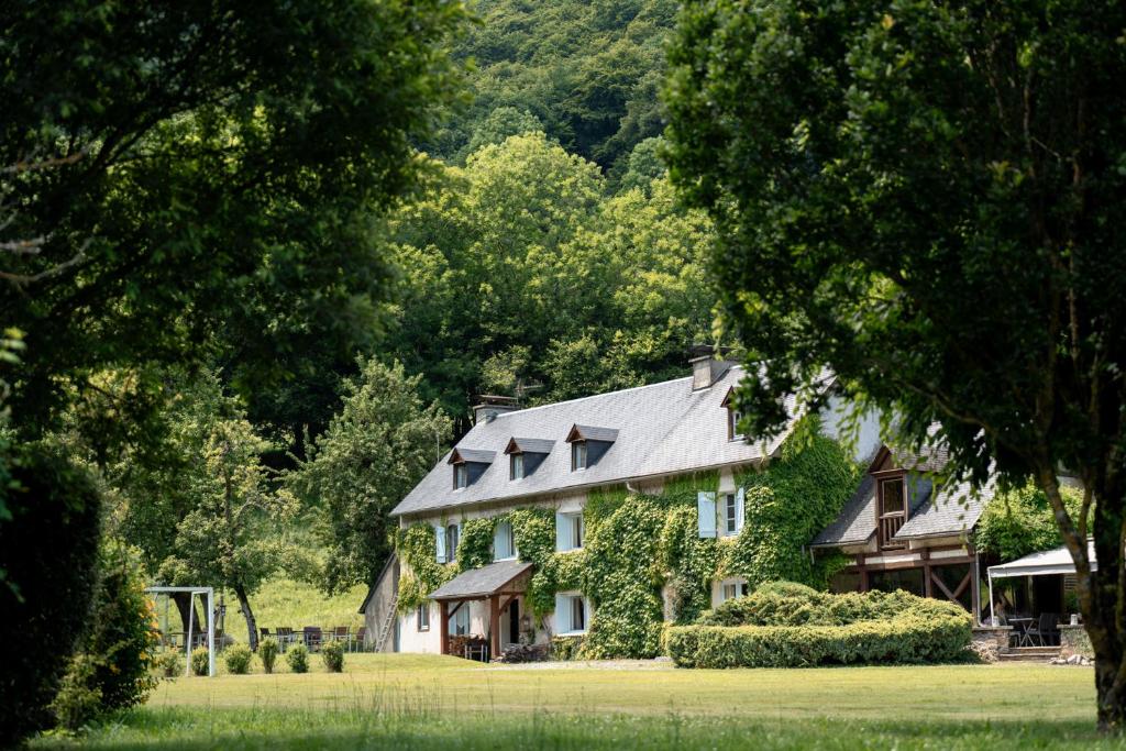 una casa in mezzo a un campo con alberi di Domaine de Ramonjuan a Lesponne
